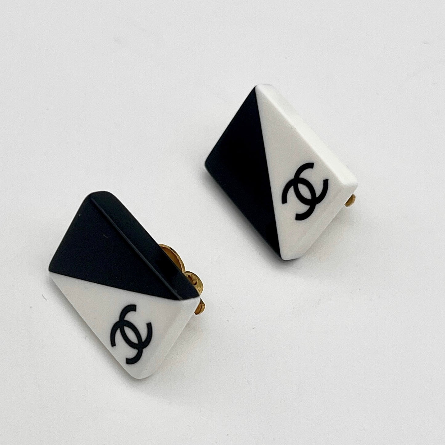 AUTH Pre-owned CHANEL shell earrings