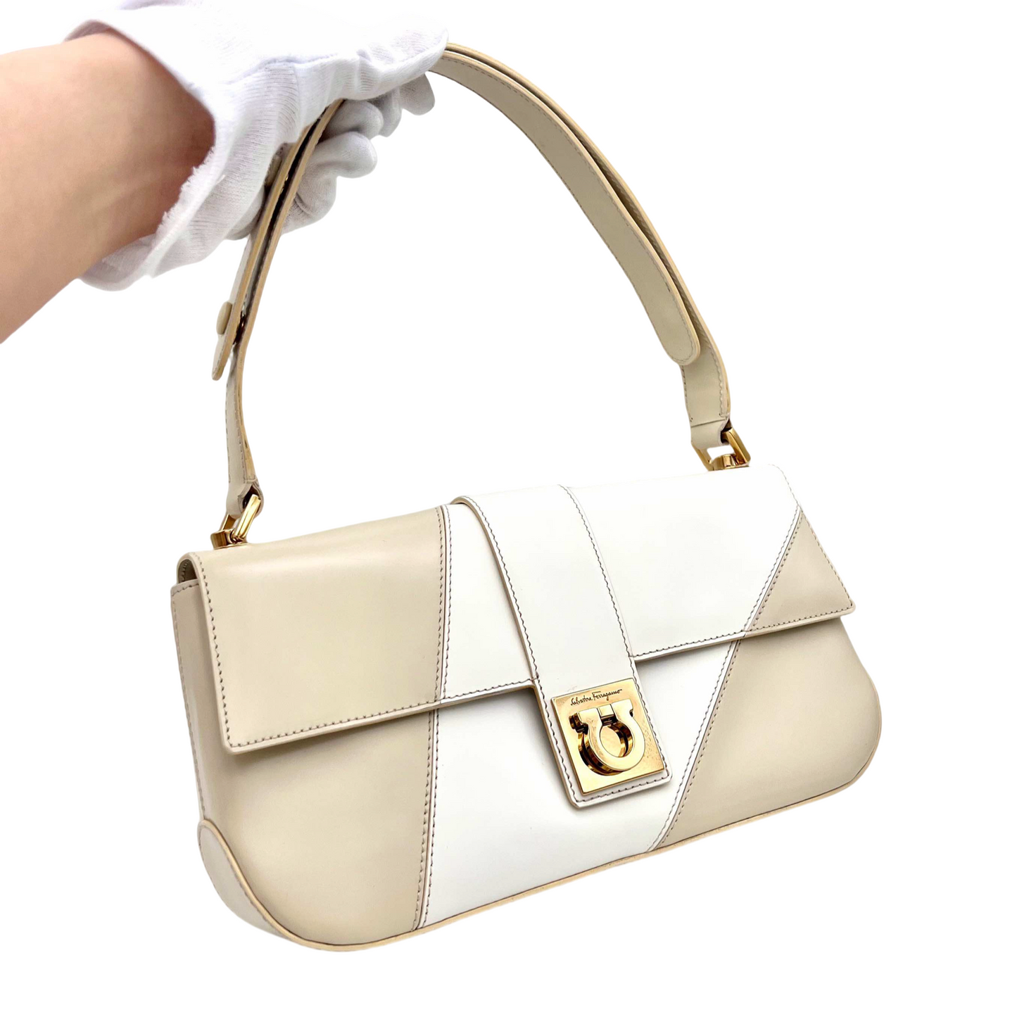 RARE☆☆☆Salvatore Ferragamo Gancini bicolor one-shoulder bag in white and beige