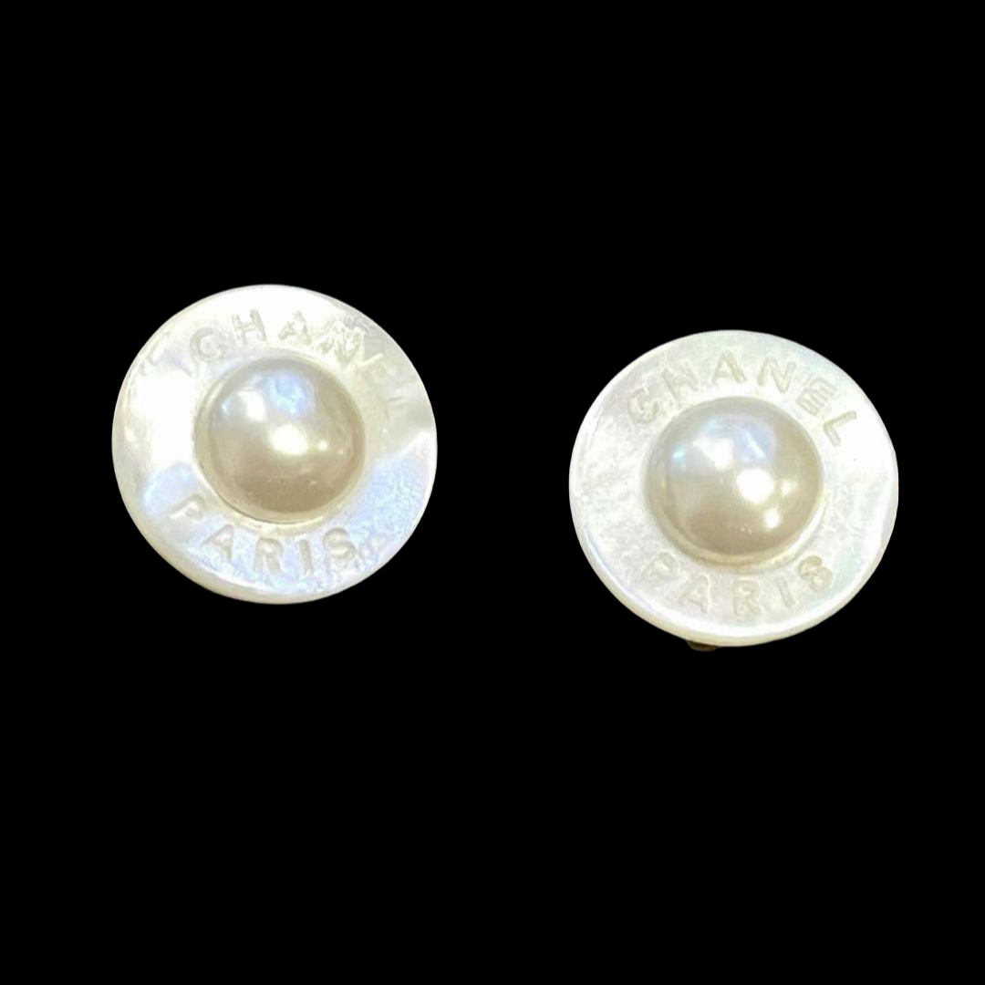 CHANEL Shell LOGOS UFO Earrings White