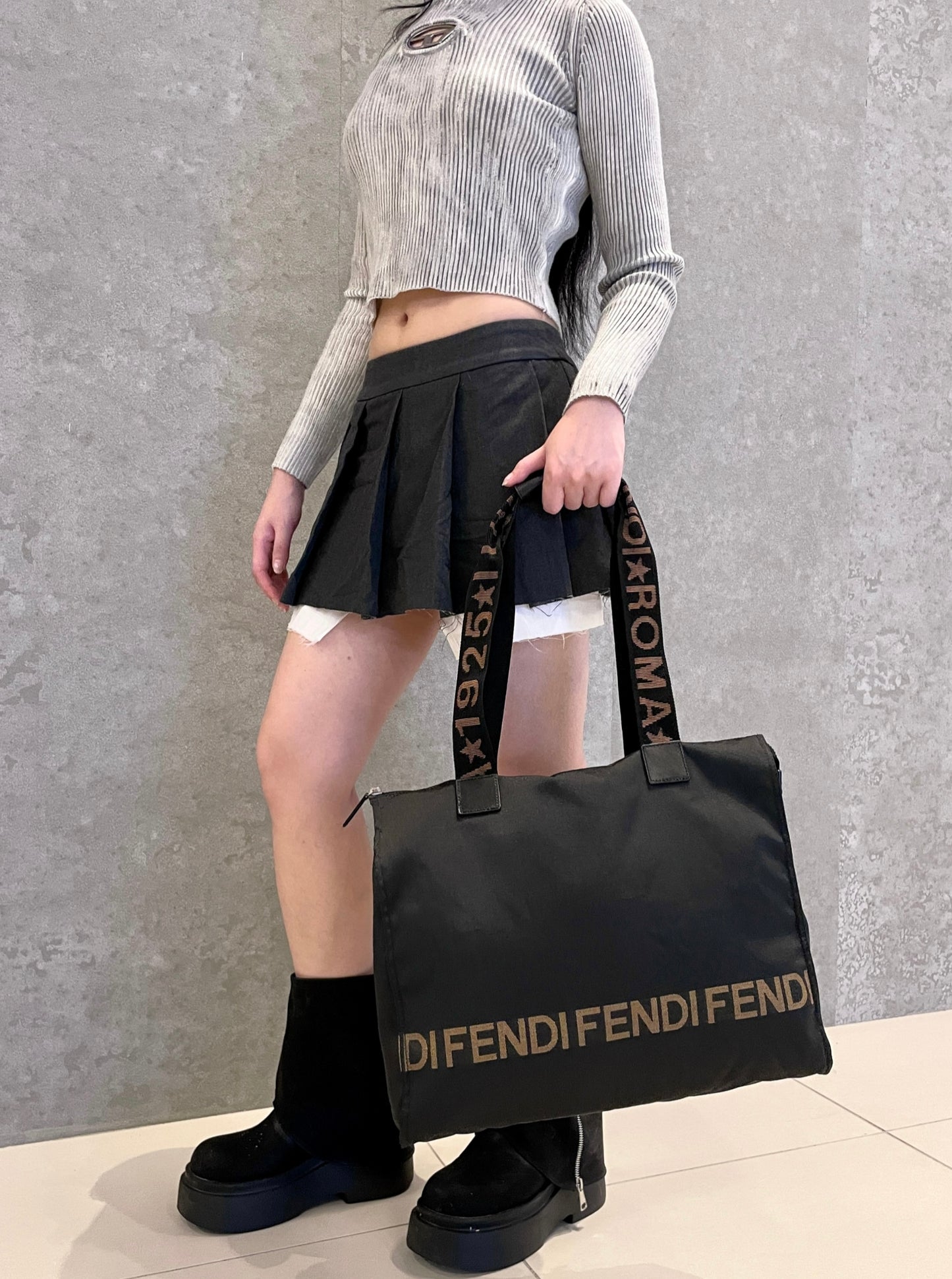 FENDI ｷｬﾝﾊﾞｽ ﾄｰﾄﾊﾞｯｸﾞ