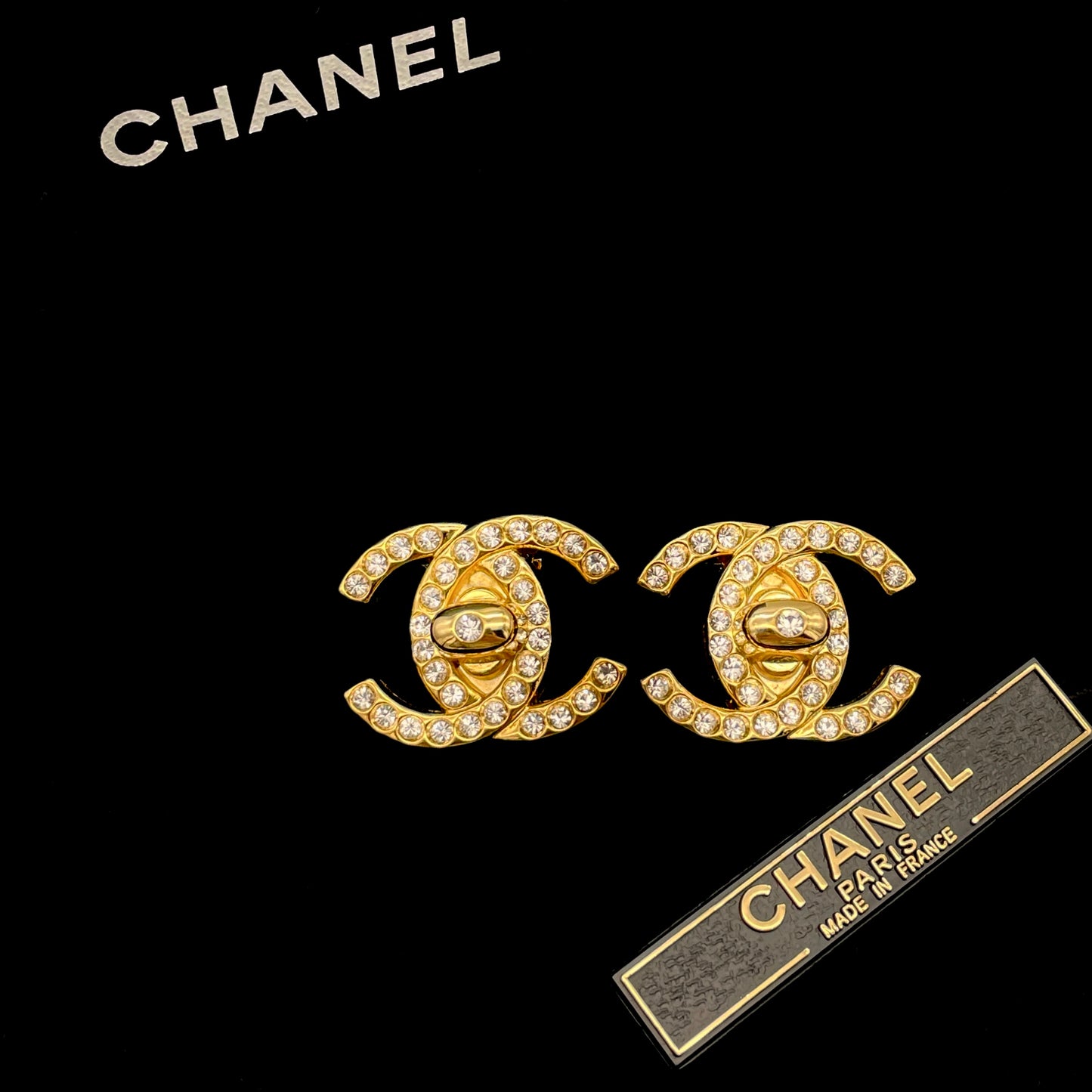 CHANEL 水钻商标旋锁耳环 96A