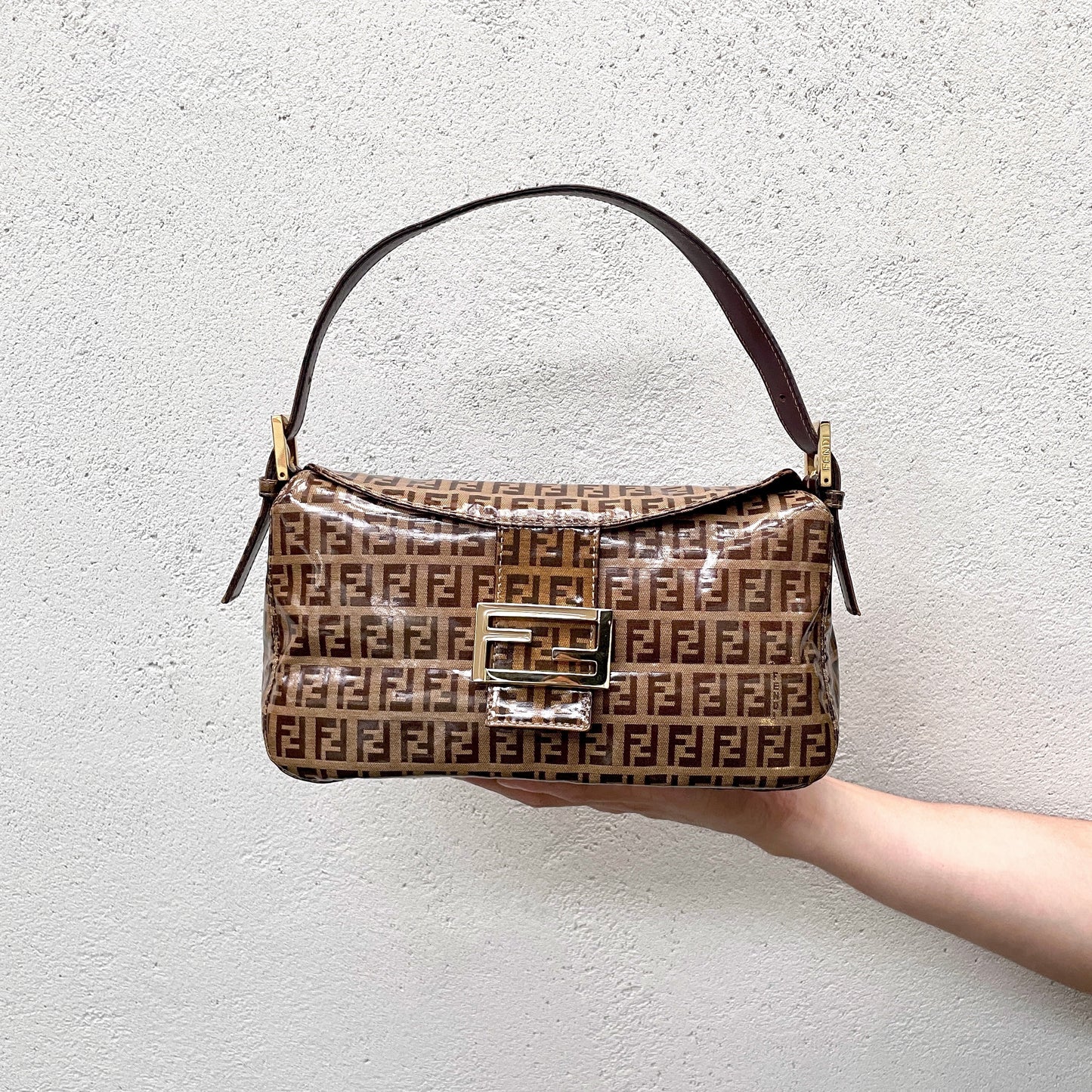 FENDI ｽﾞｯｷｰﾉ 円口ﾏﾝﾏﾊﾞｹｯﾄｼｮﾙﾀﾞｰﾊﾞｯｸﾞ