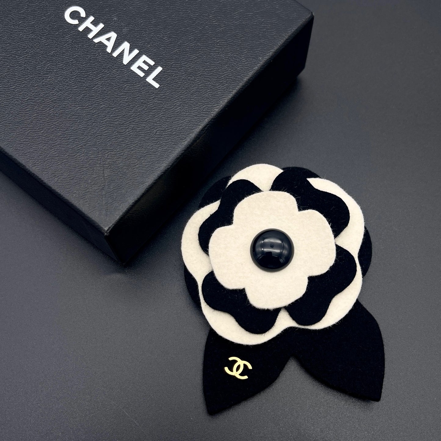 RARE☆☆☆CHANEL 2002 Camellia Brooch Corsage 02A Beige & Black
