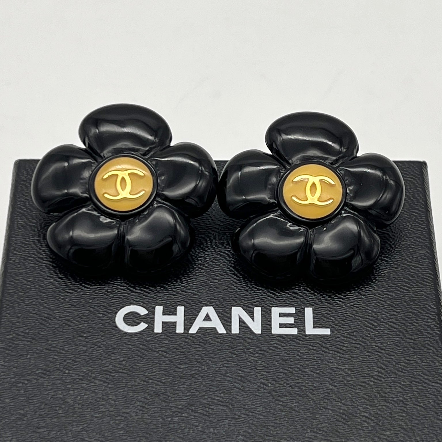 RAREAUTH Pre-owned CHANEL ｶﾒﾘｱ ﾗｲﾝ ﾌﾗﾜｰﾓﾁｰﾌ ｺｺﾏｰｸ ｲﾔﾘﾝｸﾞ ﾌﾞﾗｯｸ×ｺﾞｰ ...