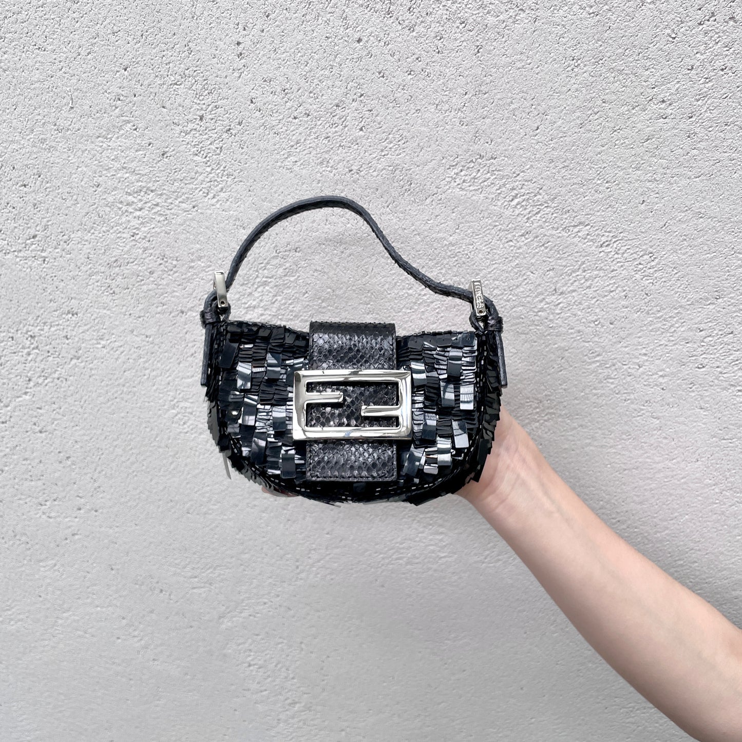 AUTH 二手 FENDI 足球图案 V 口妈妈 baget 黄金金属零件复制品