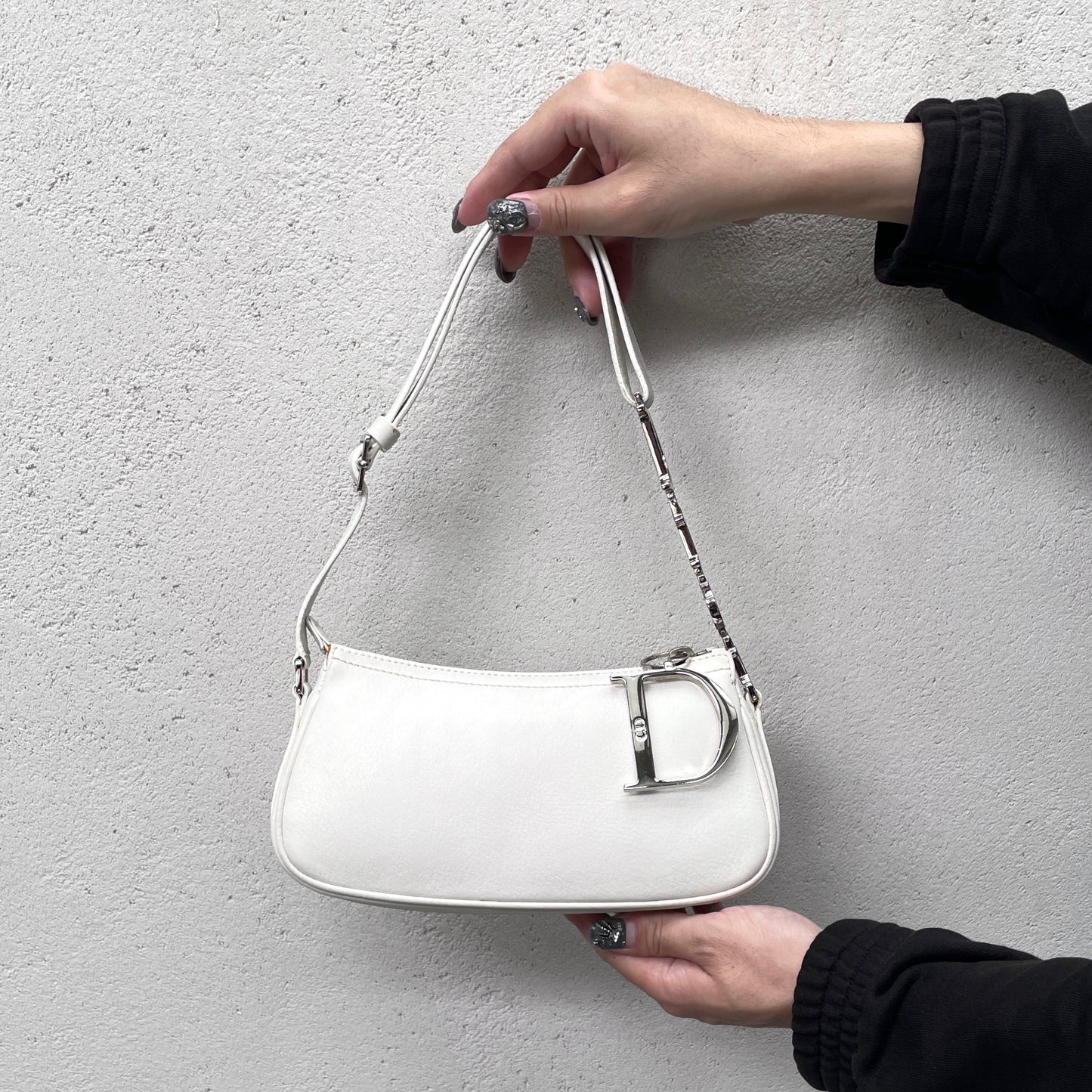 RARE☆☆☆☆CHRISTIAN DIOR 2004 D Pendant Dior Chain Accessory Pouch Shoulder Bag White & Silver