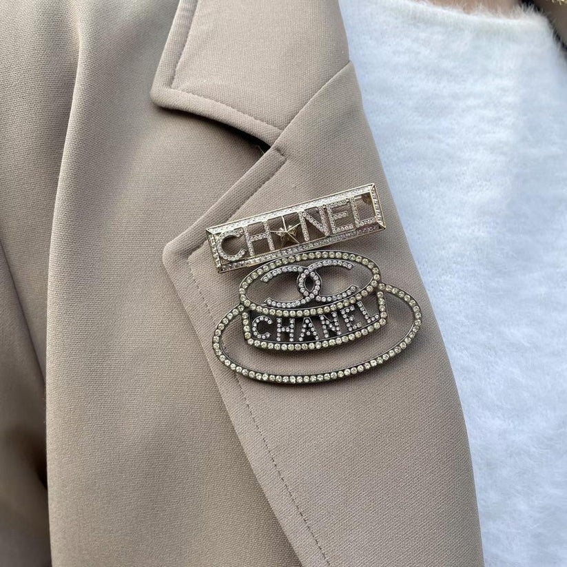 RARE☆☆☆ CHANEL ｺｺﾏｰｸCHANELﾛｺﾞ ﾗｲﾝｽﾄｰﾝ帽子ﾌﾞﾛｰﾁ